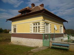 Nice rural property with garage and plot of land located in a quiet village 18 km away from the town of Vratza
