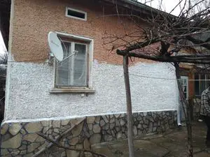 Country house with plot of land 6 km away from town & river