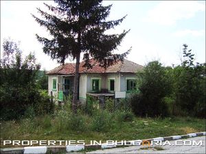 Small rural house with nice garden at 40 km distance to the