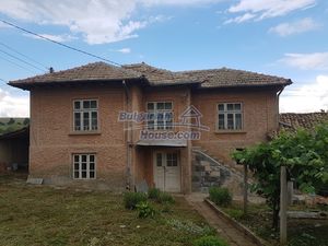 Cosy Bulgarian house with big plot of land and farm building