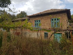 Cheap bulgarian house in a peaceful village near lake and fo