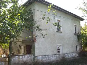 Old rural property with two plots of land in a big village