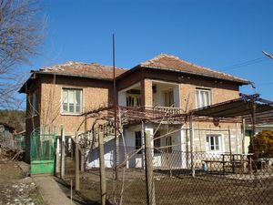 Two-storey house with garden for sale in Srem
