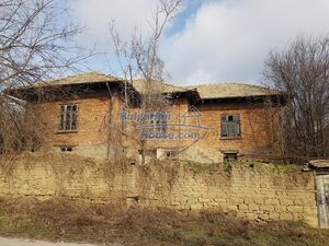 An old Bulgarian house for sale with a garden and big barn