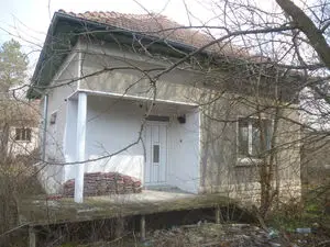 Country house with plot of land & quiet location in village