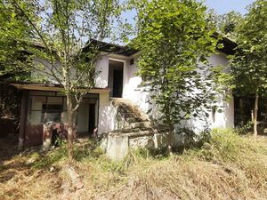 Old House with yard near the town of Byala, Ruse area