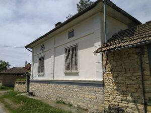 Two-Storey house with large yard and 288m2 of outbuildings (