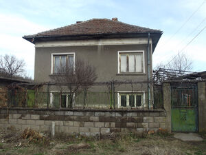 Country house with garage & plot of land in a big village 