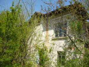 : Old rural house with spacious plot of land situated in the