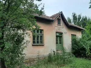 Rural house with plot of land located in village near river