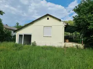 I am selling a plot and a house in Svilos