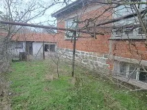  Bulgaria Property Finder (Solid 2-storey house with a huge 