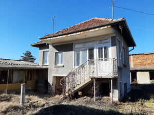 Country house with garage and land located in a big village