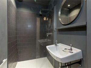 Vacant 1 bedroom apartment available for rent on Canongate