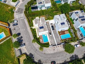 Modern 3BR Villa with Pool in Carnaxide Oeiras