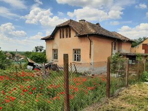 Old rural house with annex and land located in a big village
