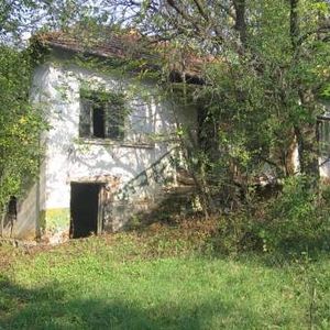Old rural house in poor condition with plot of land situated in a village about 30 km away from the town of Vratsa.The village is near spa and ski resorts