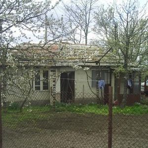 Small country house with garage and land 40 km from the sea