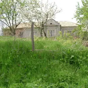 Old house with vast plot of land located 50 km from the sea