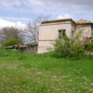 Old house with vast plot of land located 50 km from the sea