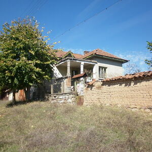 Old rural house with garden & nice location 100 m from river
