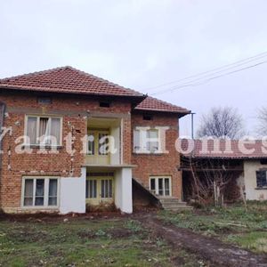 Cheap four bedroom home in village close to Veliko Tarnovo
