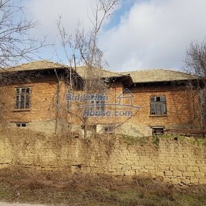 An old Bulgarian house for sale with a garden and big barn