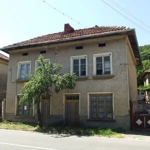 Old rural house with good road access 6 km from town & river