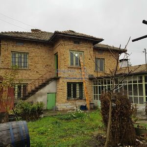 Rural Bulgarian house 18 km from Popovo with many outbuidlin