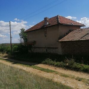 Two-Storey House+secondary building+outbuilding and 2200m2 