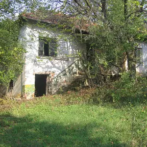 Old rural house with a plot of land situated near the spa re