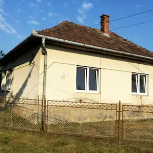 SZIJARTOHAZA: House with sheds for sale