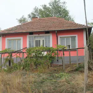 Country house with barn and land near the Danube river
