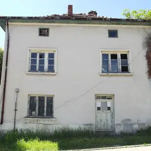 Spacious country house with vast plot of land and good locat