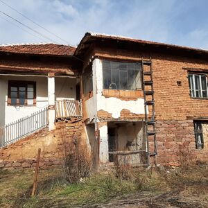 Old rural property with nice views located in the mountains