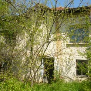  Old rural house with spacious plot of land situated in the 
