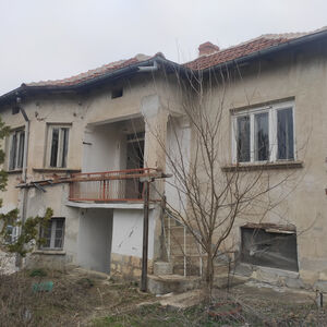 Old house with land and quiet, sunny location in a village
