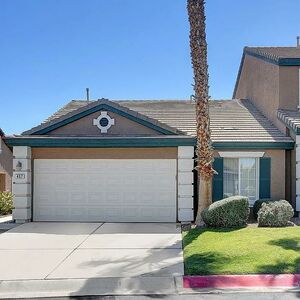Well-kept single story townhouse in Sunset Mesa gated 