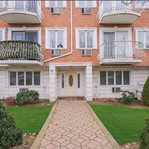 Bright 2 Bedroom / 2 Bath Apartment Across from Bayside LIRR