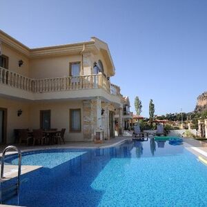  İZMİR &Ccedil;EŞME&rsquo;DE &Ouml;ZEL HAVUZLU HAFTALIK KİRALIK L&Uuml;KS TATİL