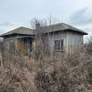 Large House for Full Renovation, 20 km to the Sea