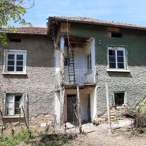 Old country house with barn and land 100 km away from Sofia