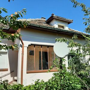Old rural property with annex and land in lively big village