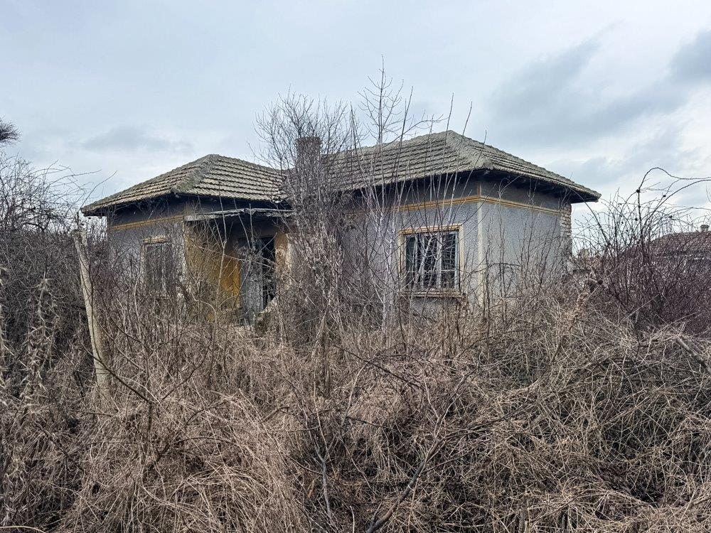 Large House for Full Renovation, 20 km to the Sea