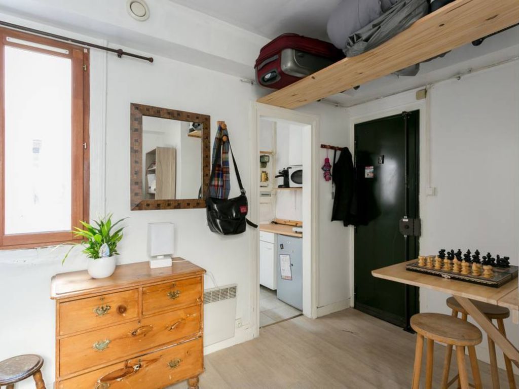 Studio apartment on Ile Saint Louis perfect central locatio (France