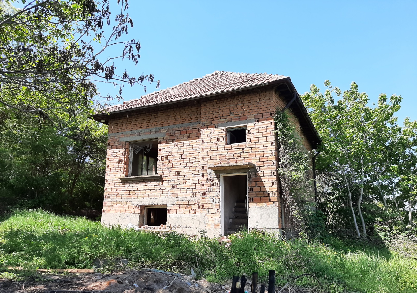 Solid house with big yard & great panoramic views near river