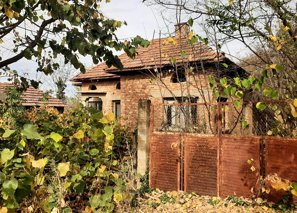 Old rural property with house, annex and land located vratsa