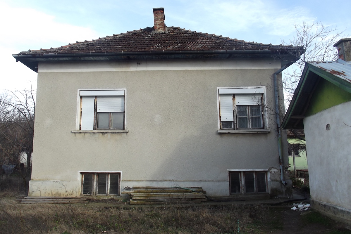 Country house with annex, garage and yard situated in Vrasta
