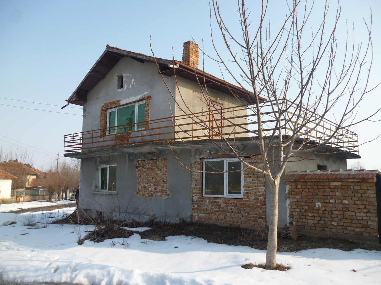 Country house with plot of land 25 km from the Danube river