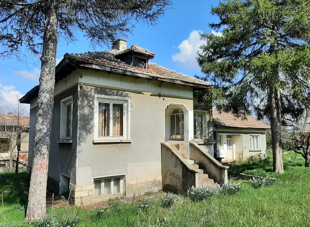 Country house with annex, barn and spacious yard situated in
